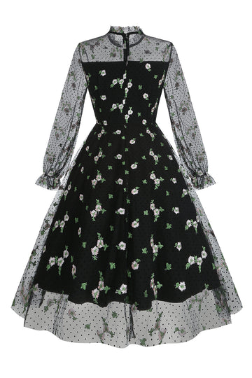 Um vestido vintage preto de pescoço alto de linha com renda